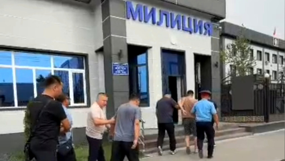 В Манасе арестованы трое иностранцев после конфликта с местным населением