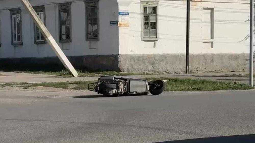 В Караколе на перекрестке Дербишова и Токтогула столкнулись мопед и Lexus, пострадали двое подростков