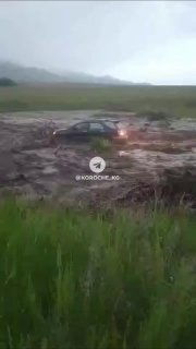 В селе Сель унесло авто с водителем в районе Ат-Баши, мужчину удалось спасти