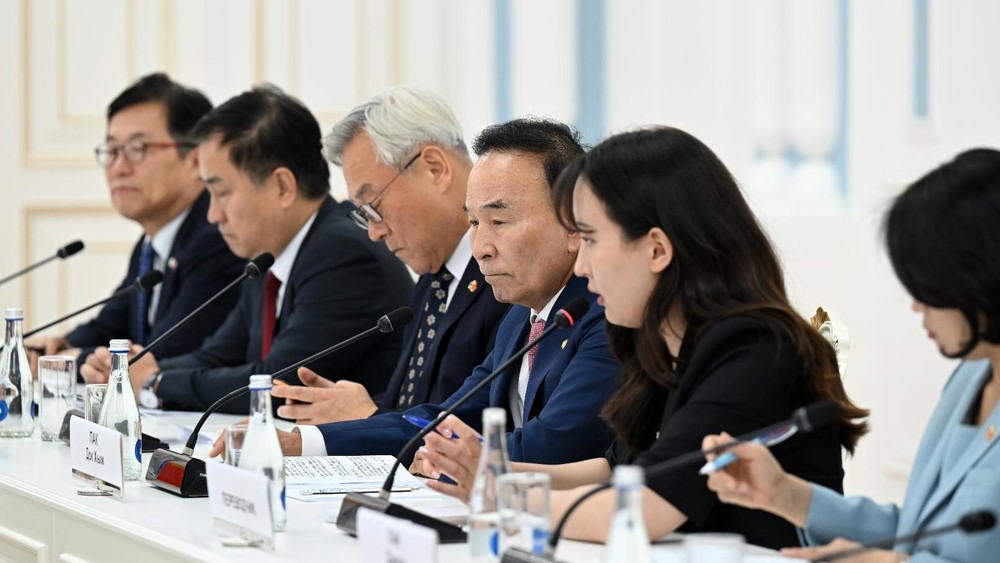 Корея парламентин делегациясы Жогорку Кеңештен өтүп кетишти