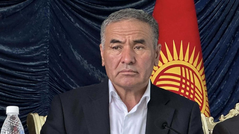 Баткенде жүздөгөн адам жер сурап жатат, бир үйдө 3 келин жашайт — Рахимовго айтылган көйгөйлөр