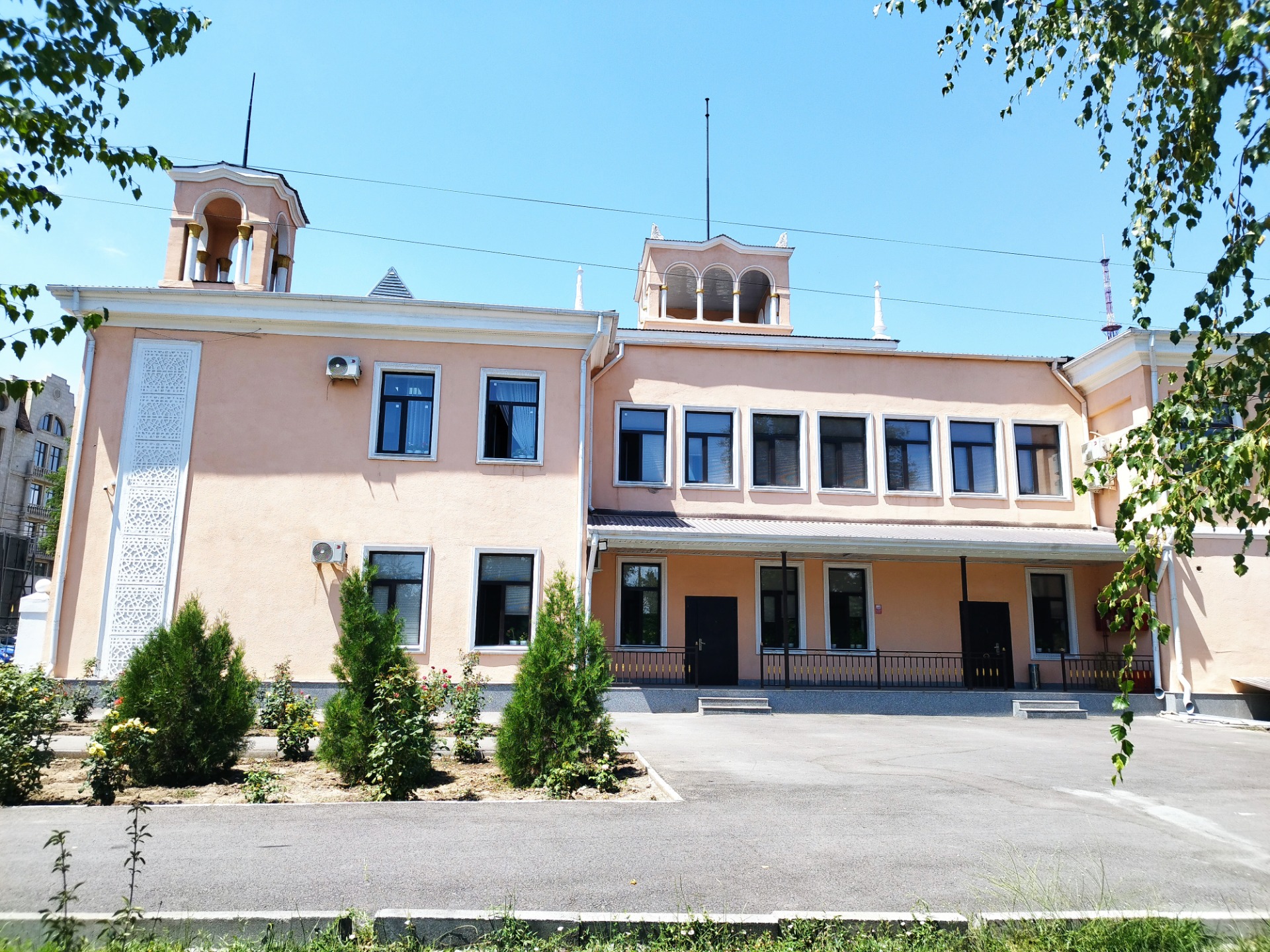 Глава Минкультуры указал на плачевное состояние Кыргызского государственного театра кукол в Бишкеке