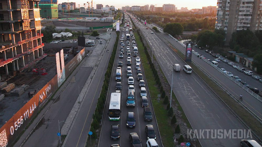 В Бишкеке жители жалуются на транспортный коллапс на проспекте Масалиева