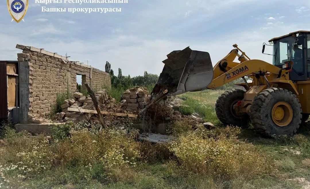 В Караколе демонтировали незаконный дом, возведенный на сельхозземлях