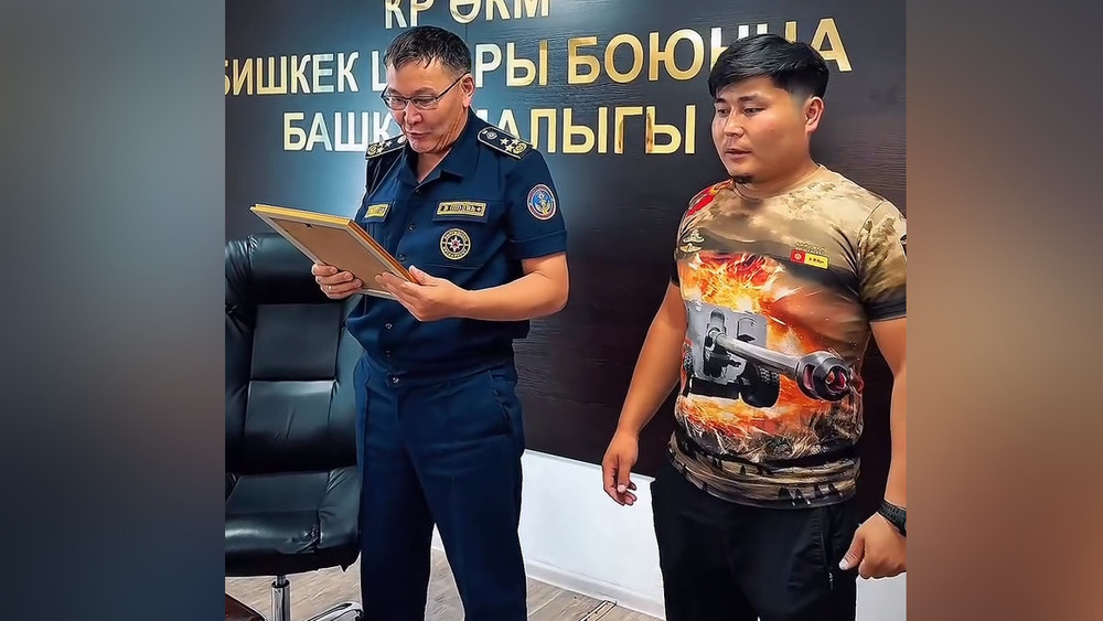 Бишкекте Айтматов проспектиси жактаган өрттү бетономешалка айдоочусу өчүрүүдө көрсөтүлгөн эрдик үчүн сыйланды