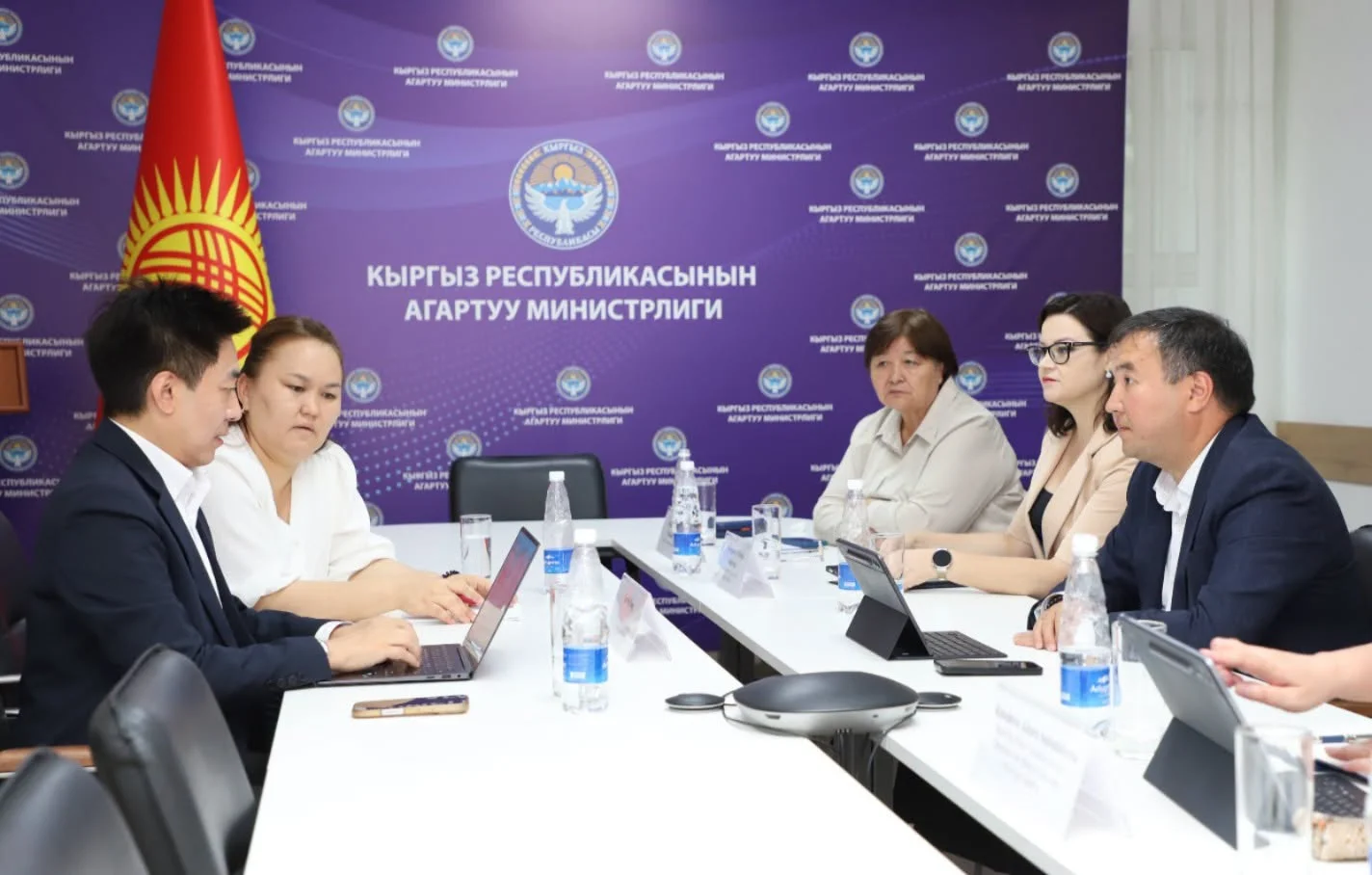 Кыргызстандын Билим берүү министрлиги менен кореялык IT-компания билим берүүнү санариптештирүү маселелерин талкуулады