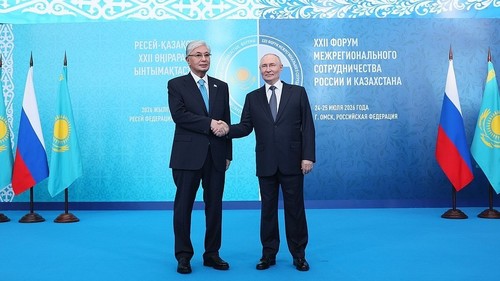 Казакстан менен Орусиянын президенттери Омск шаарында форумда жолугушту