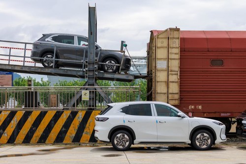 Рекордный автопоезд: из Гуйчжоу в Центральную Азию отправились 261 автомобиль