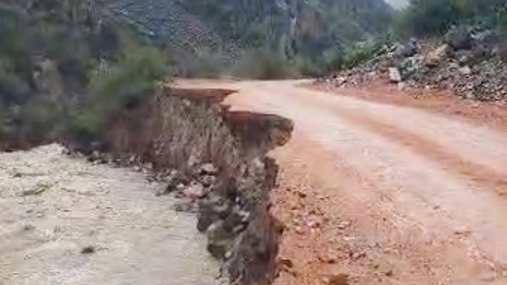 Тоң районунда сел үч көпүрөнү журуп, 15 км жолду бузду. Видео