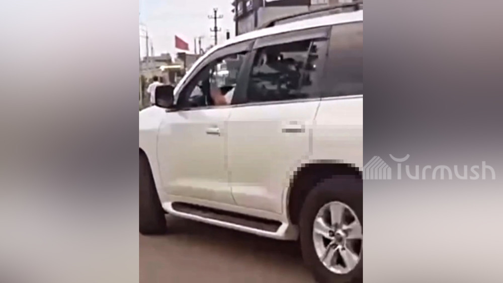 Ошто шаардык курултайдын спикеринин автоунаасын башкарган айдоочу тротуардан өтүп, айып салынды