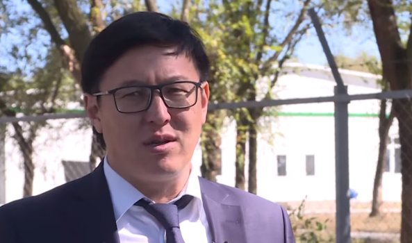 Торобаев оппоненттин идеяларын «ертеби-чалакы» деп баалады жана ал аферистке окшошту