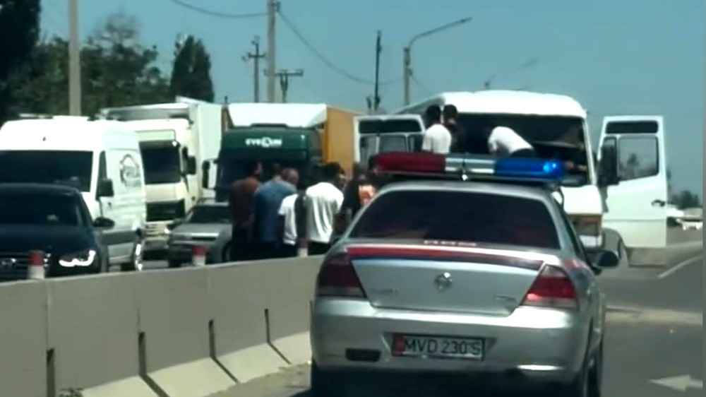 Грузовик врезался в отбойник на трассе Бишкек–Кара-Балта; есть пострадавшие