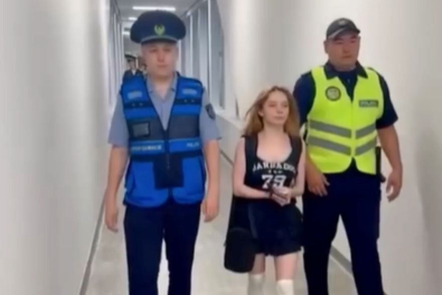 Казакстанда Алматыны кыштак деп мөөрлөгөн блогер Ксения Гузаева өлкөдөн чыгарыла алды