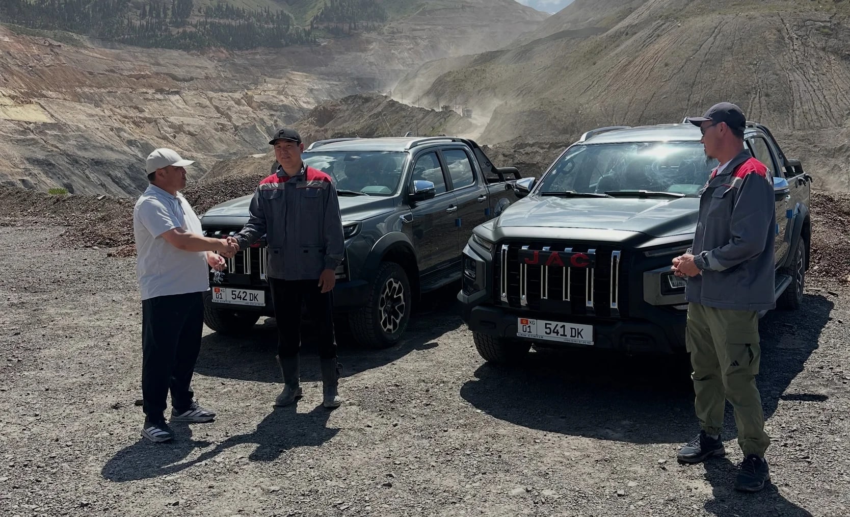 «Кыргызкомур» обновил автопарк: закупка внедорожников у местного производителя
