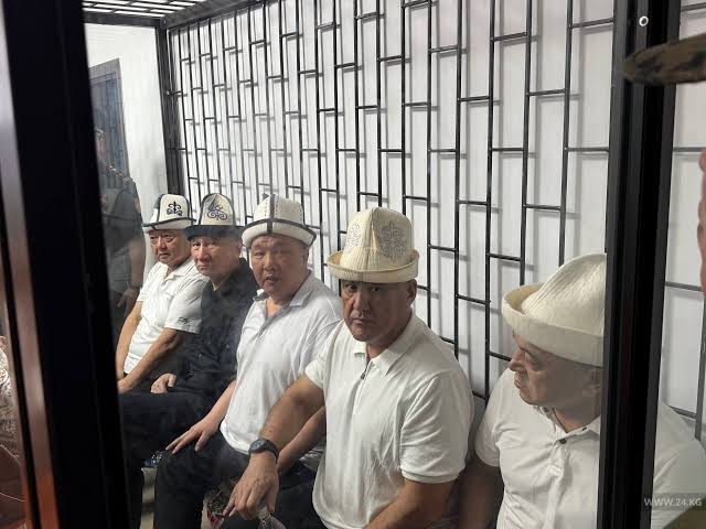 В Бишкекском горсуде заседание по делу «письма 75» прошло в закрытом режиме