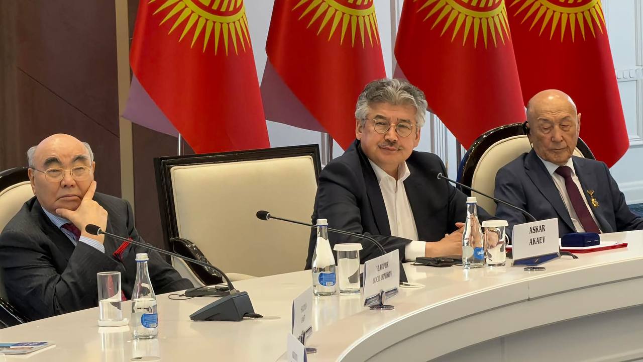 Госсекретарь объяснил, почему Аскара Акаева пригласили на Иссык-Кульский форум