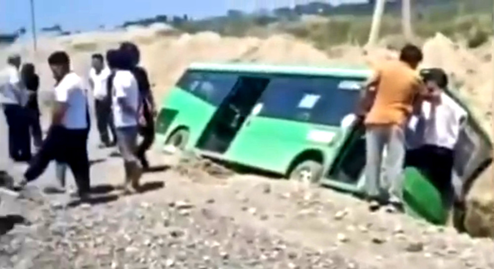 Osh-da avtobus kyuvetkaǵa quylgen: eki balaksha jaraǵan