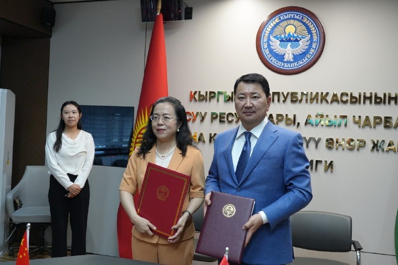 Китай передаст Кыргызстану 370 единиц спецтехники для ирригации сельхозземель
