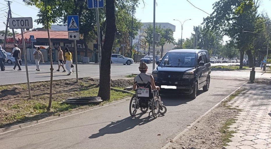 Жөө жүргүнчү жолундагы адамга тоскоолдук жараткан айдоочу тротуарга чыгып, жолду бошоттуруу талабын койду