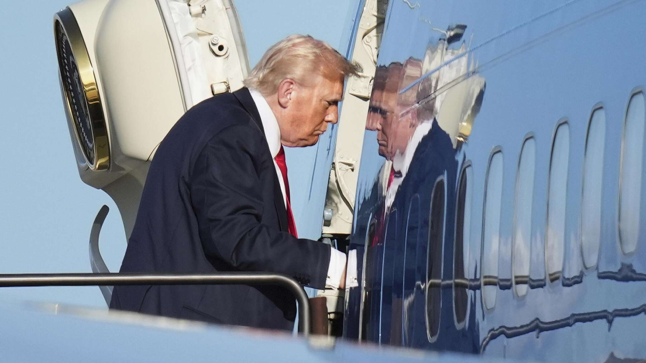 Трамп НАТО саммитинен кийин Анкарада аскердик учак менен жашыруун чыгарылаган
