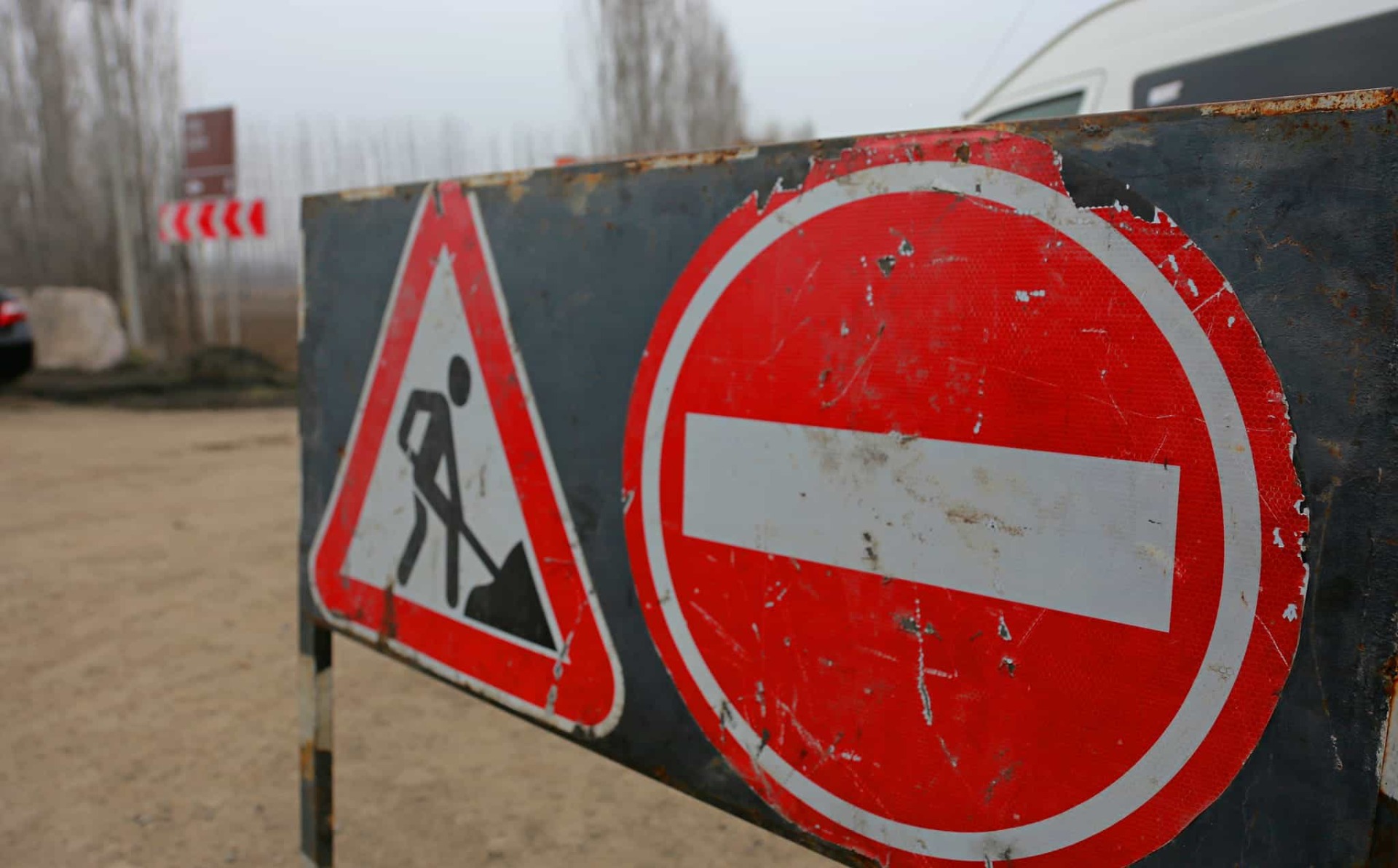 В Оше частично ограничили въездную дорогу из-за строительства перехода