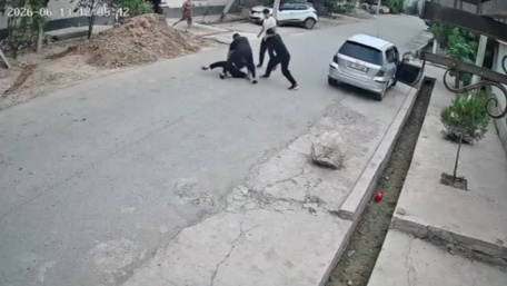 В Араване трое молодых людей избили мужчину; суд отпустил подозреваемых под домашний арест