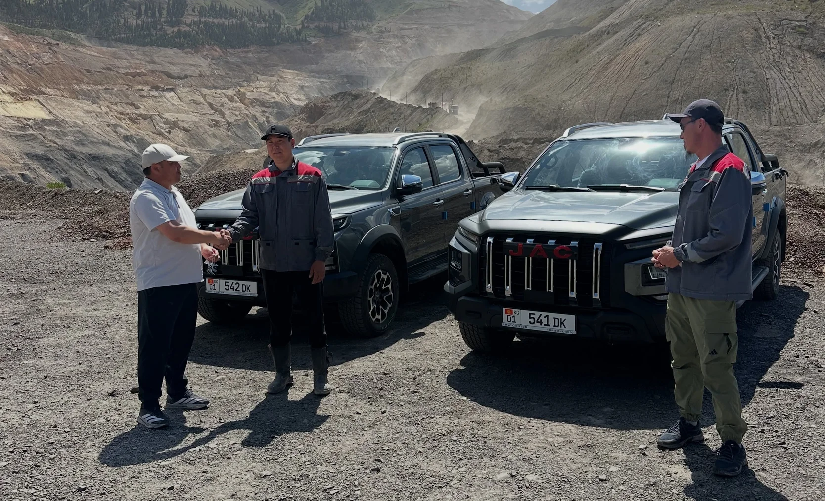 «Кыргызкомур» обновил автопарк: закупил внедорожники у отечественного производителя