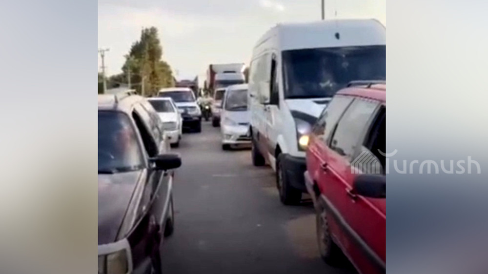 «Ак-Жол» өткөрүү пунктунда автоунаалардын чоң топтолушунан улам узун кезектер пайда болду