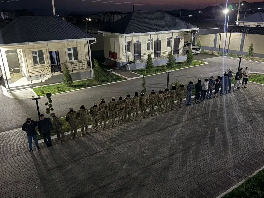 ГКНБ «Кадамжай» жана «Чечме» КППтарында пара алган чек арачылар менен бажычыларды кармады