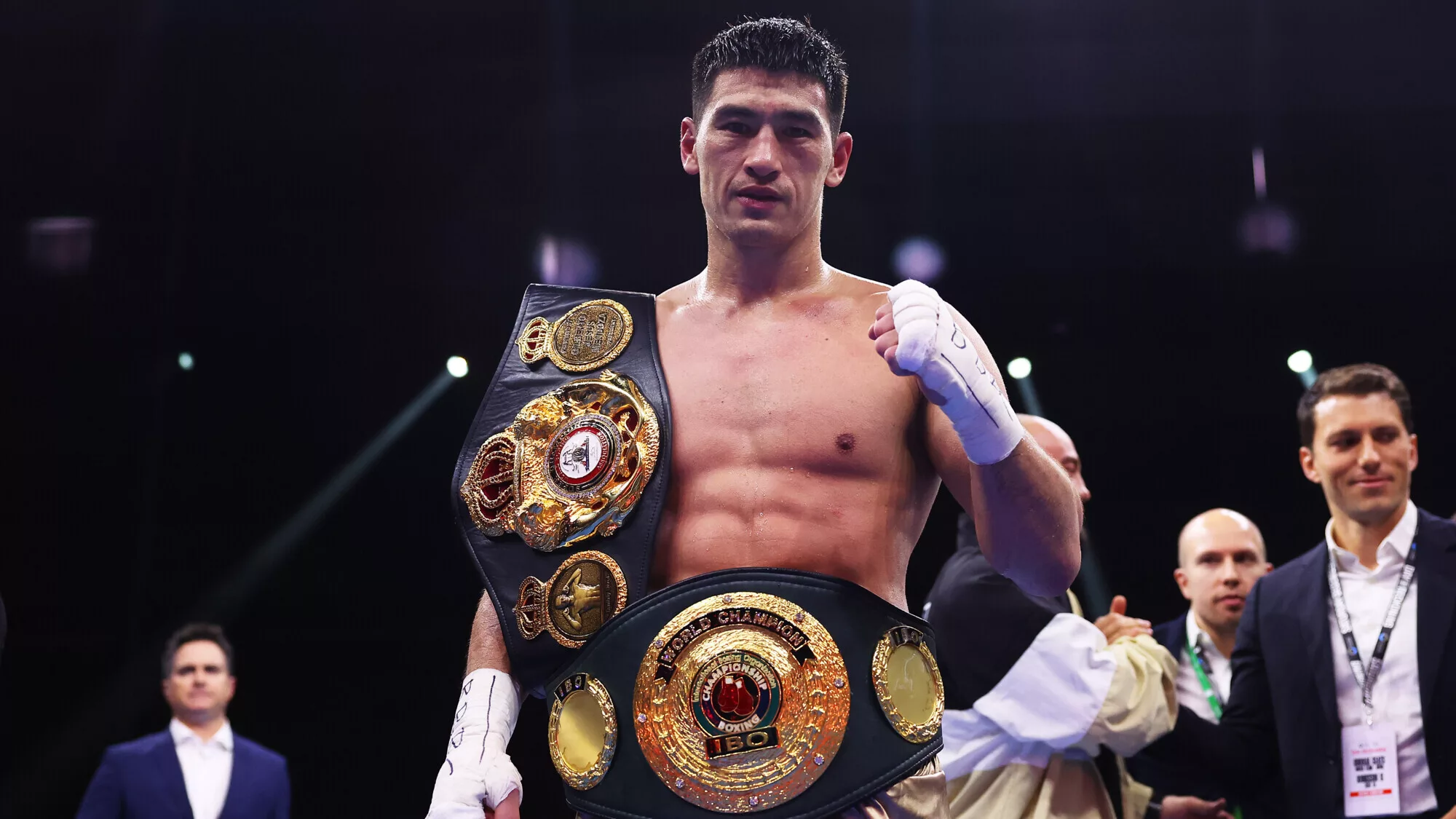 Дмитрий Бивол WBO титулунан баш тартууну караштырып, Артур Бетербиев менен үчүнчү өтүнүшкө даярданууда