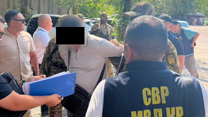 В Бишкеке задержан мужчина: лжесотрудник с поддельным удостоверением ГКНБ требовал выкуп